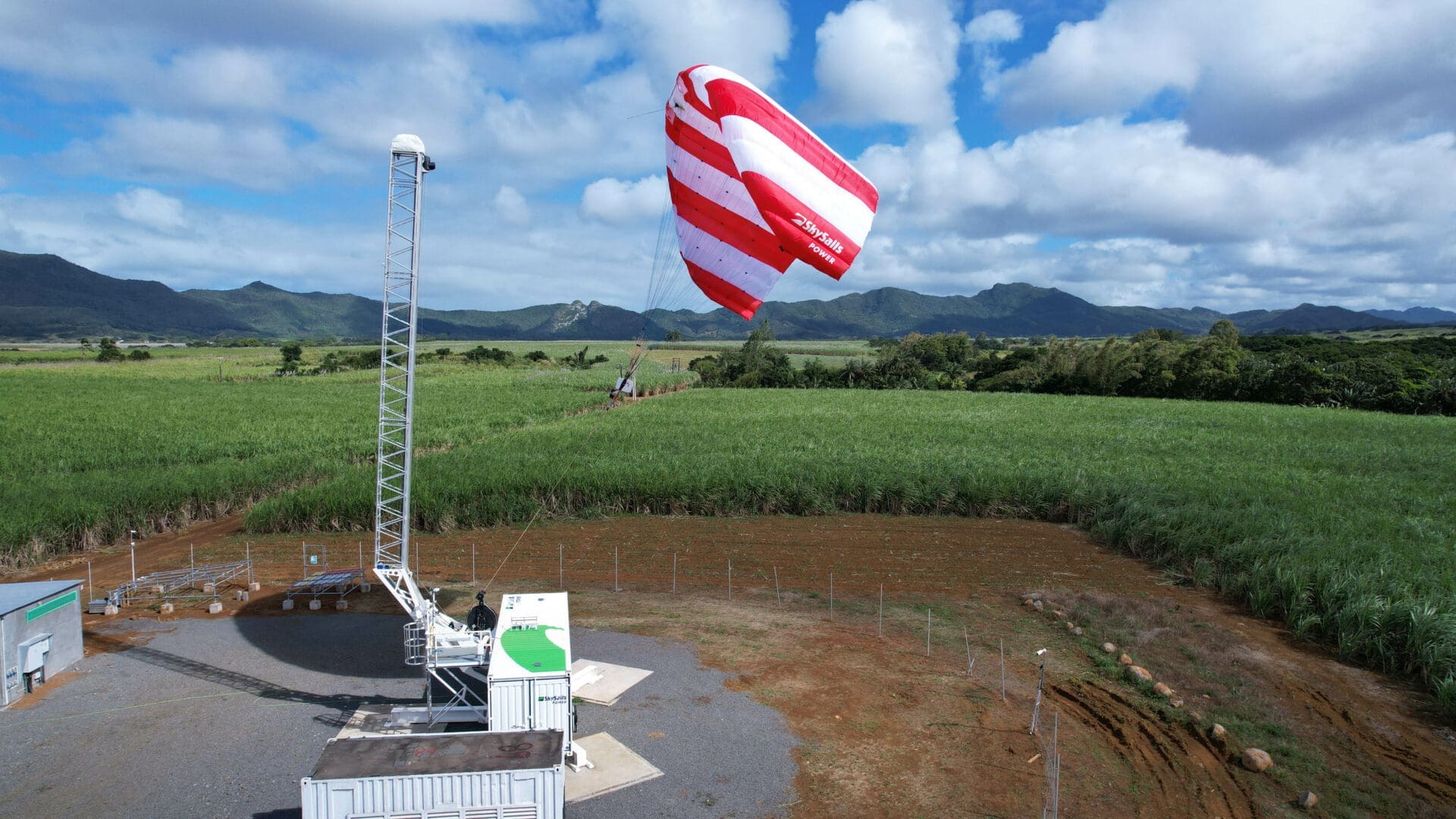 Der rot-weiß gestreifte Baldachin von SkySails Power während der Startphase auf der Insel Mauritius