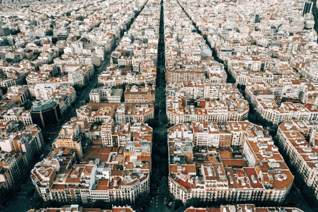 Luftaufnahme des orthogonalen Straßennetzes von Barcelona, in dem Superblocks implementiert wurden