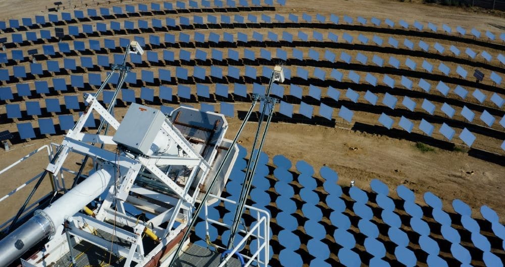 Die CSP-Lösung von Heliogen; im Vordergrund der Receiver, auf den die reflektierten Sonnenstrahlen fokussiert werden