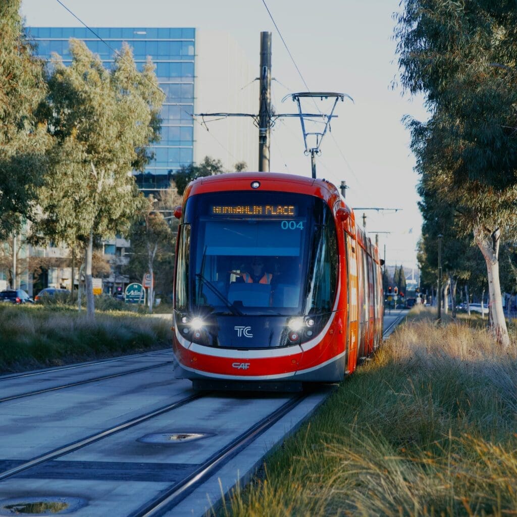 Eine rote elektrische Straßenbahn von Transport Canberra, Australien, Teil des öffentlichen Nahverkehrsnetzes