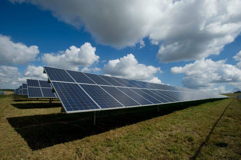 Reihen von Solaranlagen auf einer grünen Wiese