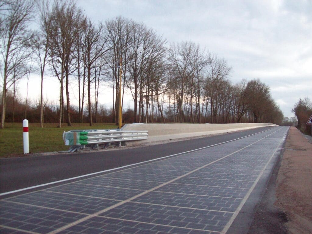 Umweltprojekt für eine Solarstraße in der Normandie, Frankreich; die Straßenoberfläche erzeugt Strom