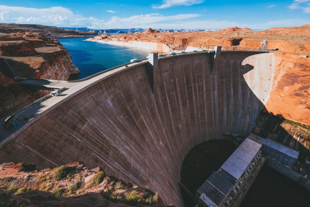 Glen Canyon Dam mit 1,32 Gigawatt Wasserkraftwerk; die USA gehören zu den Top 3 der Wasserkraftnationen