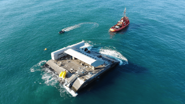 Einsatz der WaveRoller-Einheit im Meer