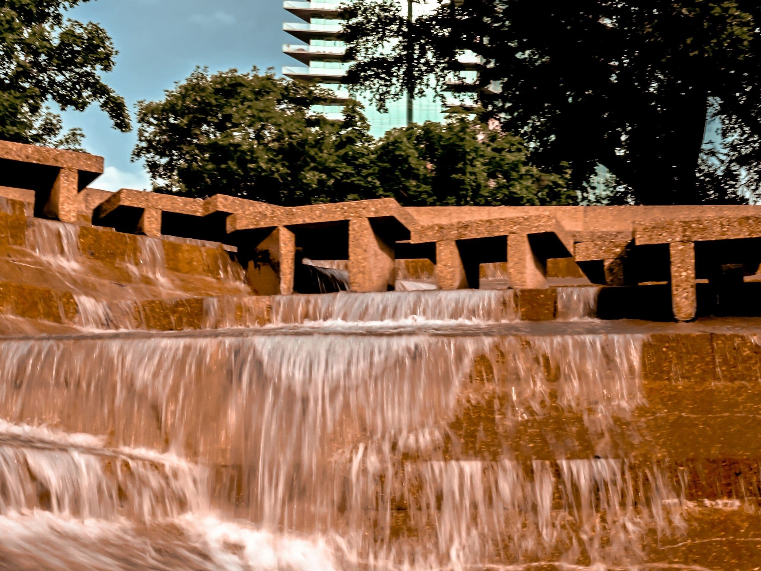 Fort Worth Water Gardens, durch die die Protagonisten von Logan's Run in die Stadt zurückkehren