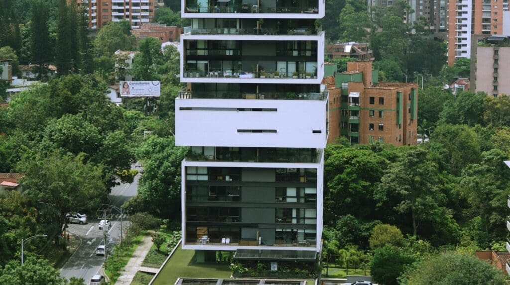 Die Stadt Medellin, Kolumbien, pflanzte zusätzliche Bäume und Grünflächen und senkte damit die Temperatur in der Stadt um 2°.