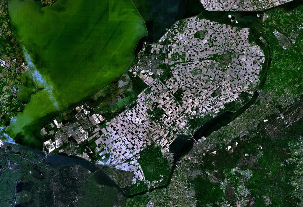 Satellitenbild vom neu geschaffenen "Flevoland"; im linken unteren Quadranten befindet sich Almere