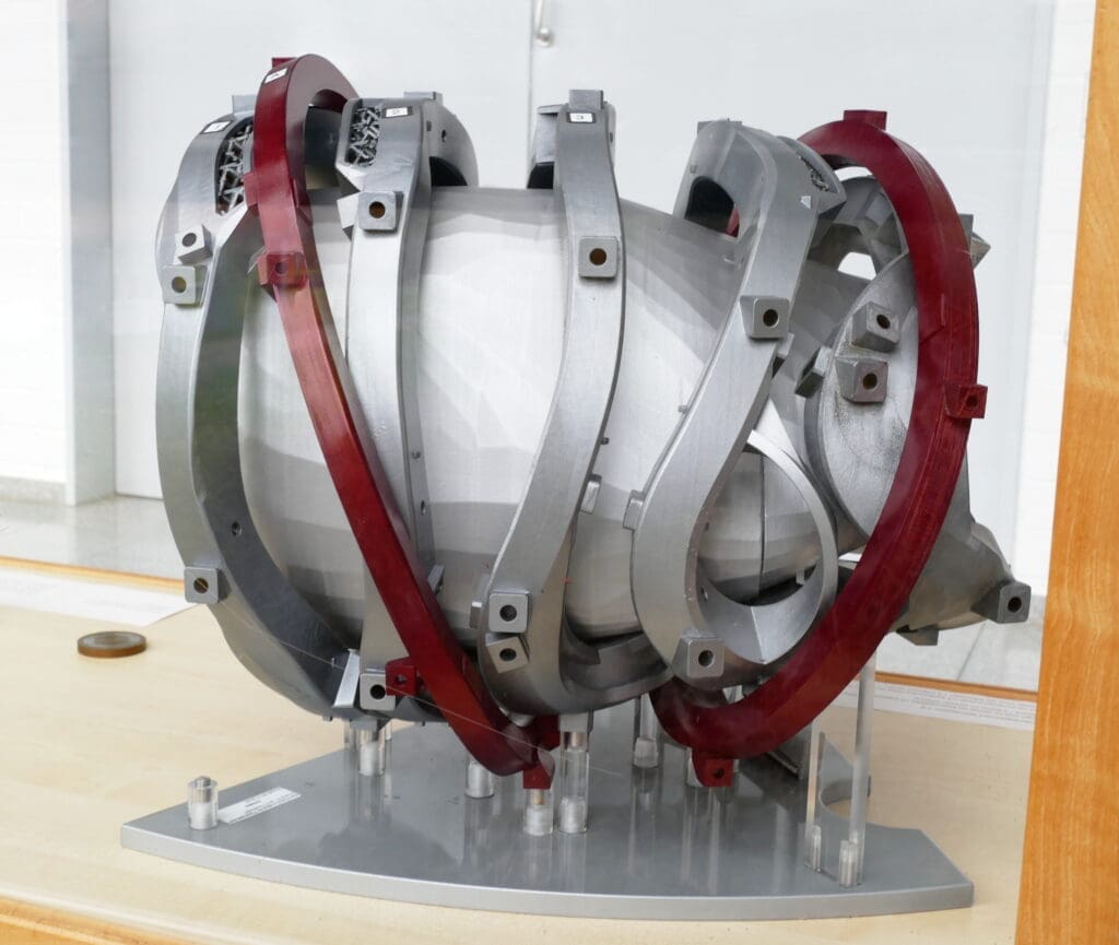 Ausstellungsstück eines Teils eines "Doughnut"-förmigen Stellarator-Fusionsreaktors; die maßgeschneiderten, verschlungenen Magnetspulen sind deutlich zu erkennen