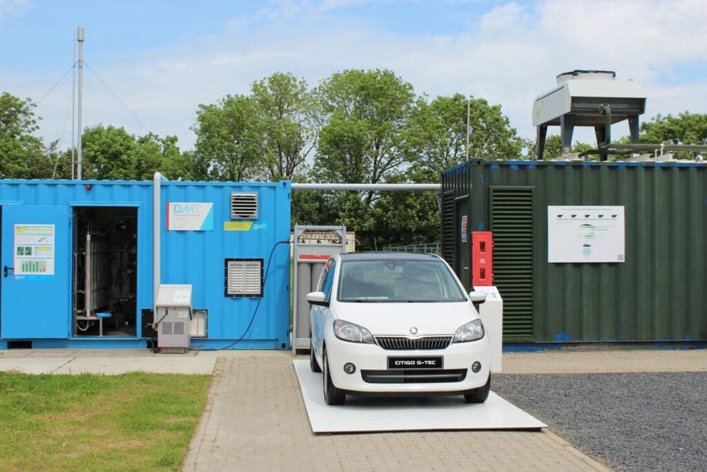 Mit Hilfe von Bioreaktoren kann Biogas von der "Kuh" bis zum "Auto" produziert werden
