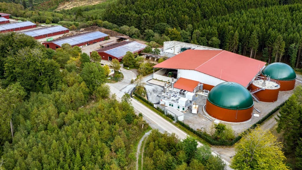 Biogasanlage inmitten eines Waldgebietes, Deutschland