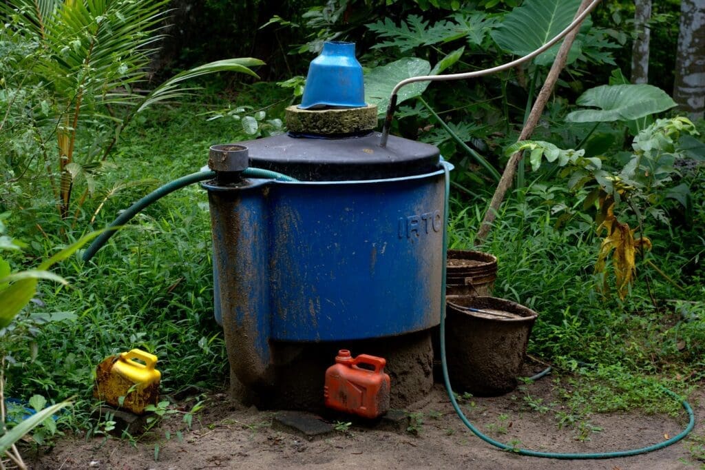 Ein tragbarer Biogas-Bioreaktor in Indien, der wie ein blauer Eimer aussieht
