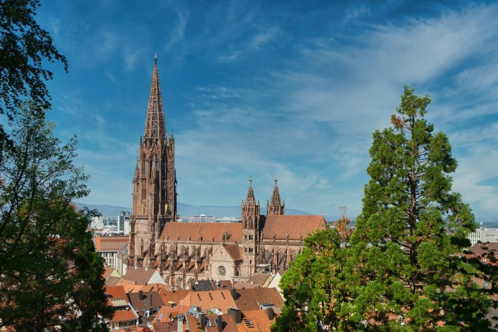 Das Freiburger Münster in der Altstadt, an einem sonnigen Tag