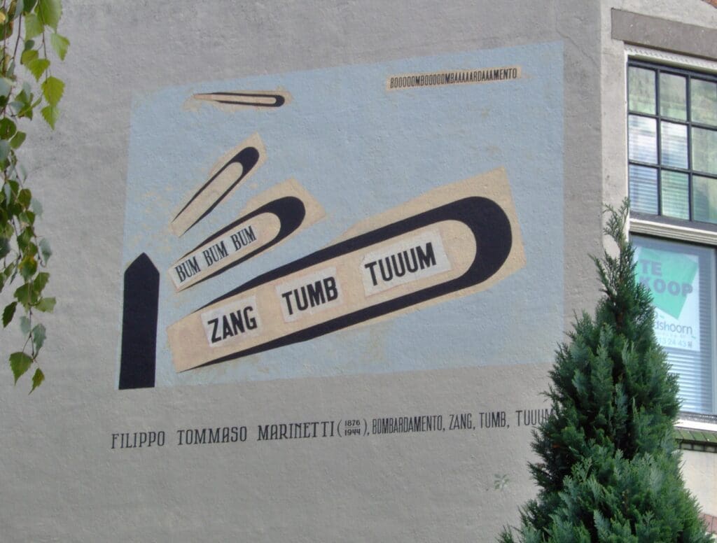 Filippo Marinettis Gedicht "Zang Tumb Tumb" an einer Hauswand
