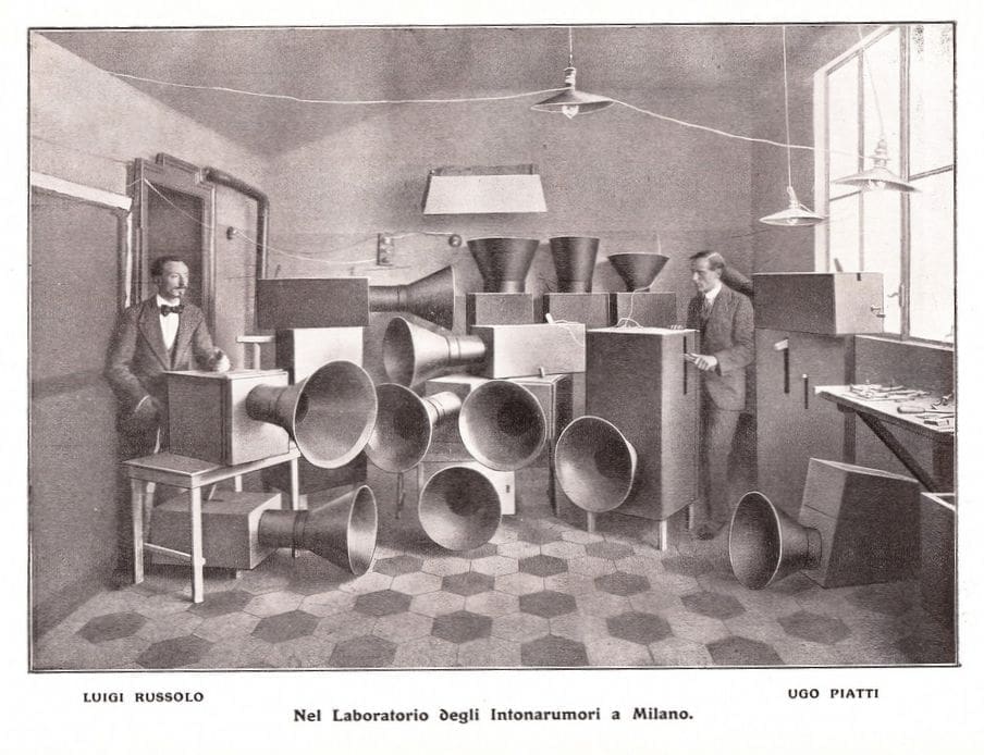 Gruppe von lärmerzeugenden Maschinen in einem Raum; Foto von 1913