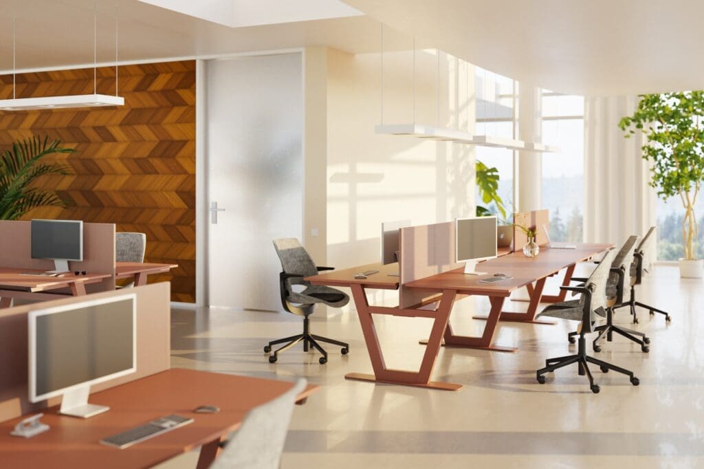 Ein modernes Büro mit Holzschreibtischen und grauen Filzschreibtischstühlen