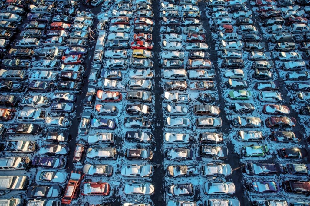 Großer Autofriedhof mit vielen teilweise demontierten Autos