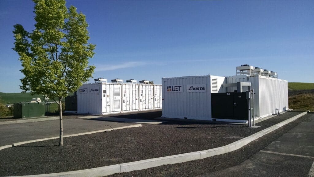 Reihen von weißen Vanadium-Flow-Batteriecontainern unter blauem Himmel