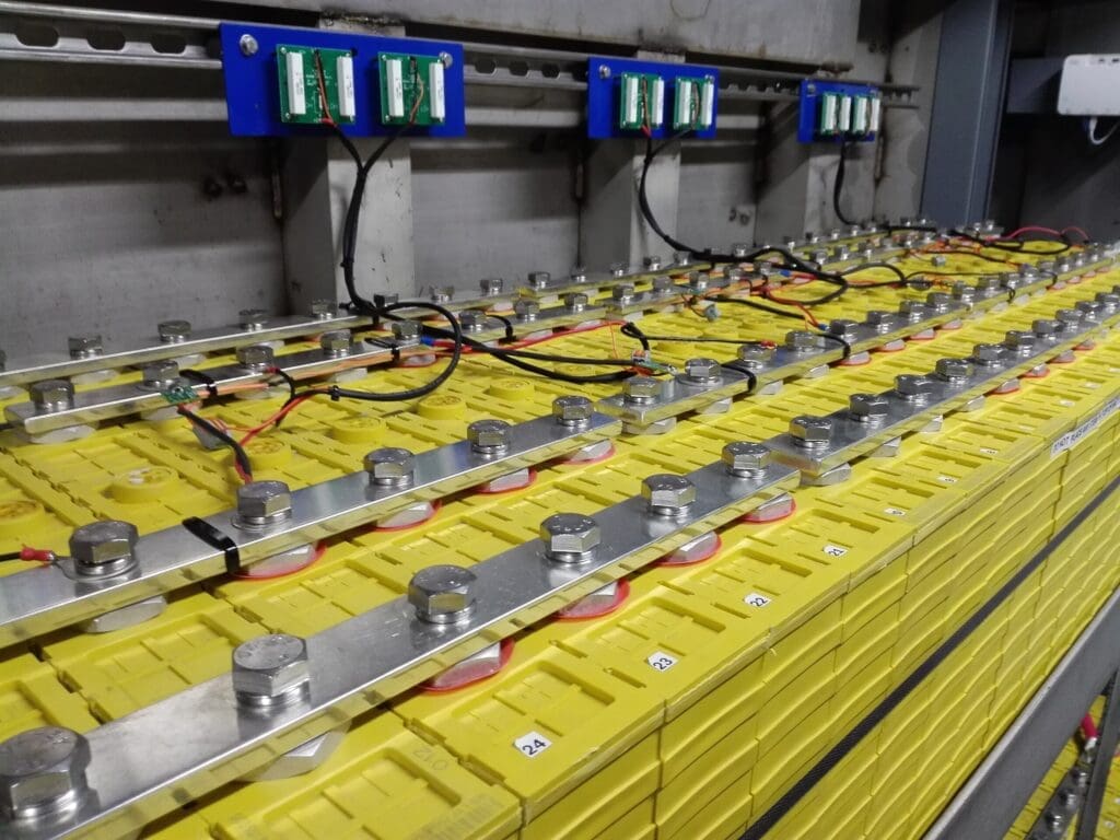 Anordnung aus hellgelben Lithium-Ionen-Phosphat-Zellen in parallelen Reihen