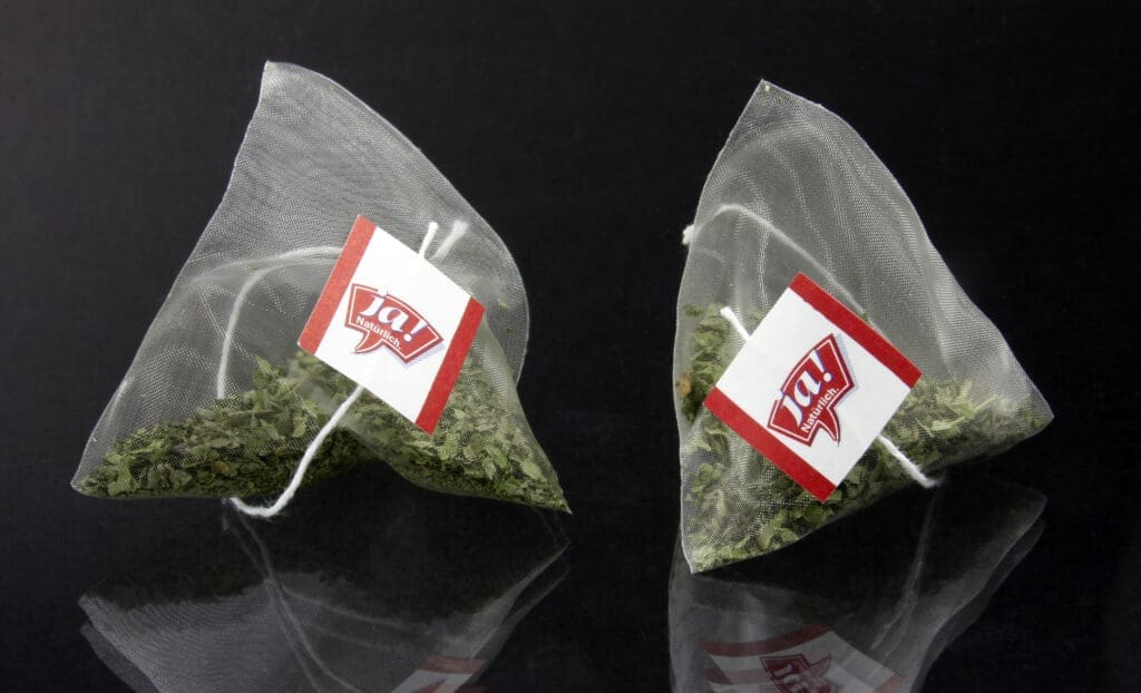 Zwei pyramidenförmige Teebeutel aus PLA-Fasermaterial